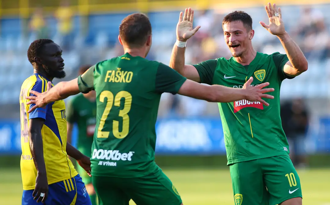 Na snímke vpravo Adrián Kaprálik (Žilina) sa raduje z gólu.
