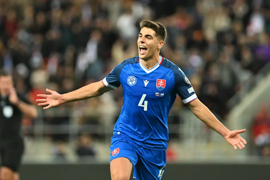 Slovenskí futbalisti sa tešia z gólu