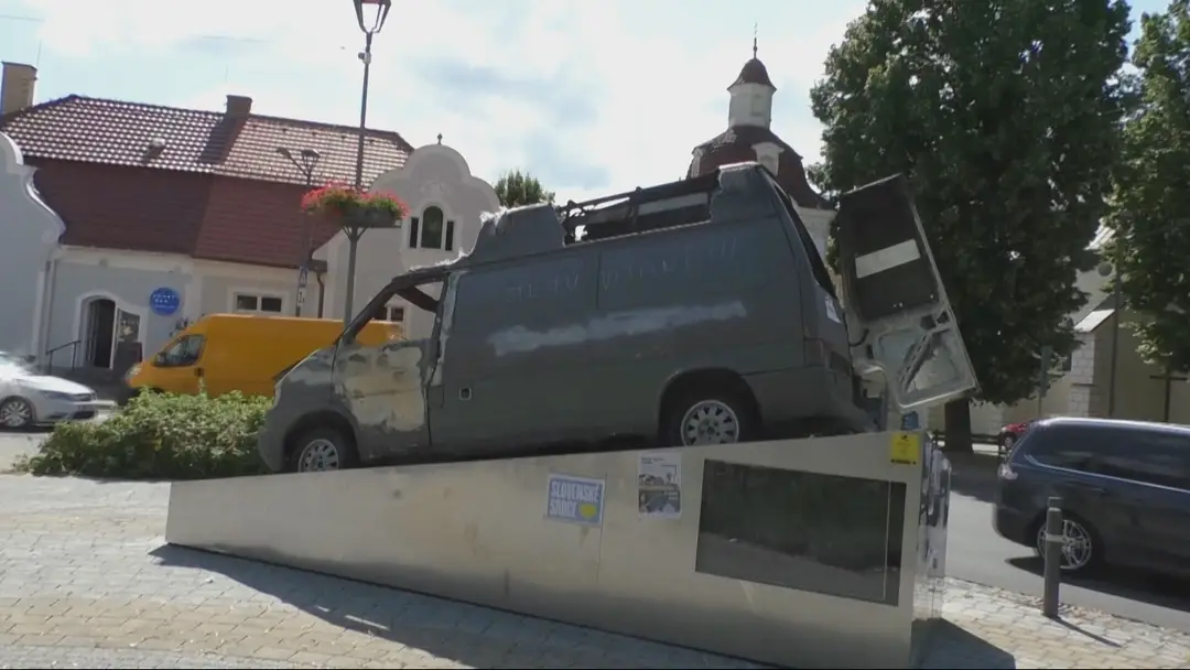 Zničená sanitka v centre Bojníc