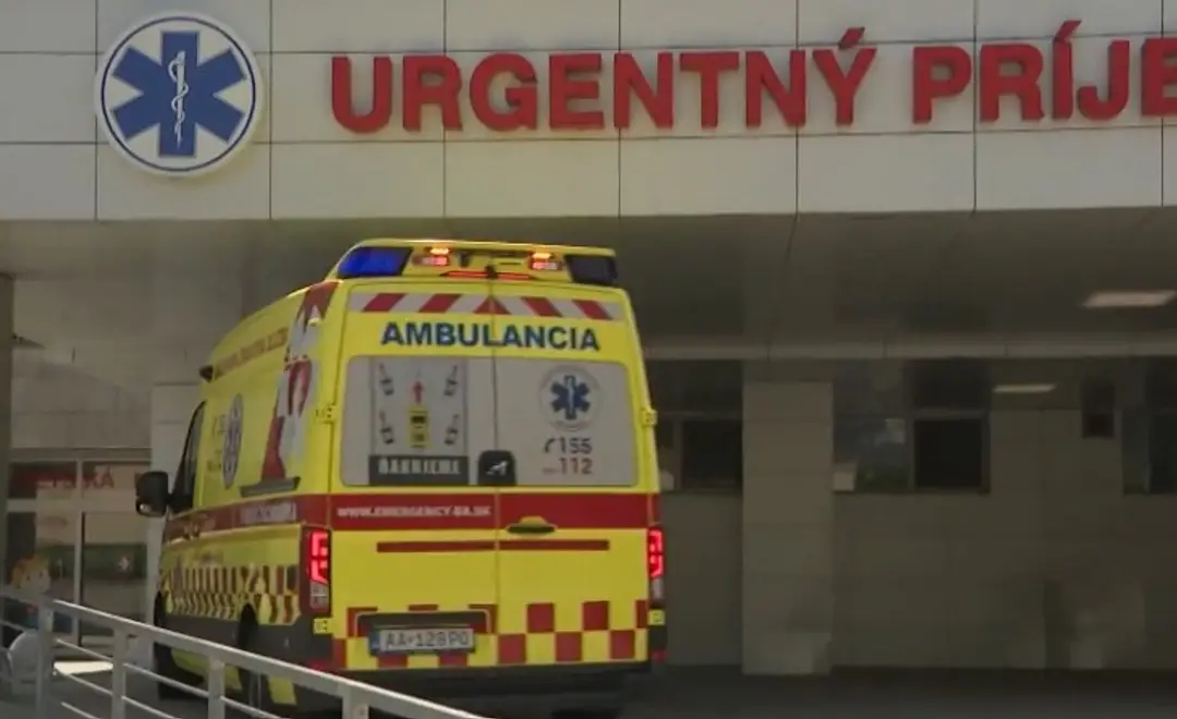 Na snímke sanitka, ktorá prichádza na urgentný príjem.