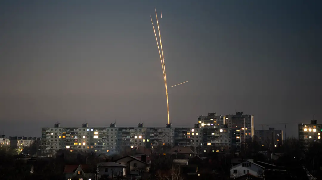 Rakety, ktoré vystrelila ruská armáda z Belgorodskej oblasti, dopadajú na mesto Charkov.