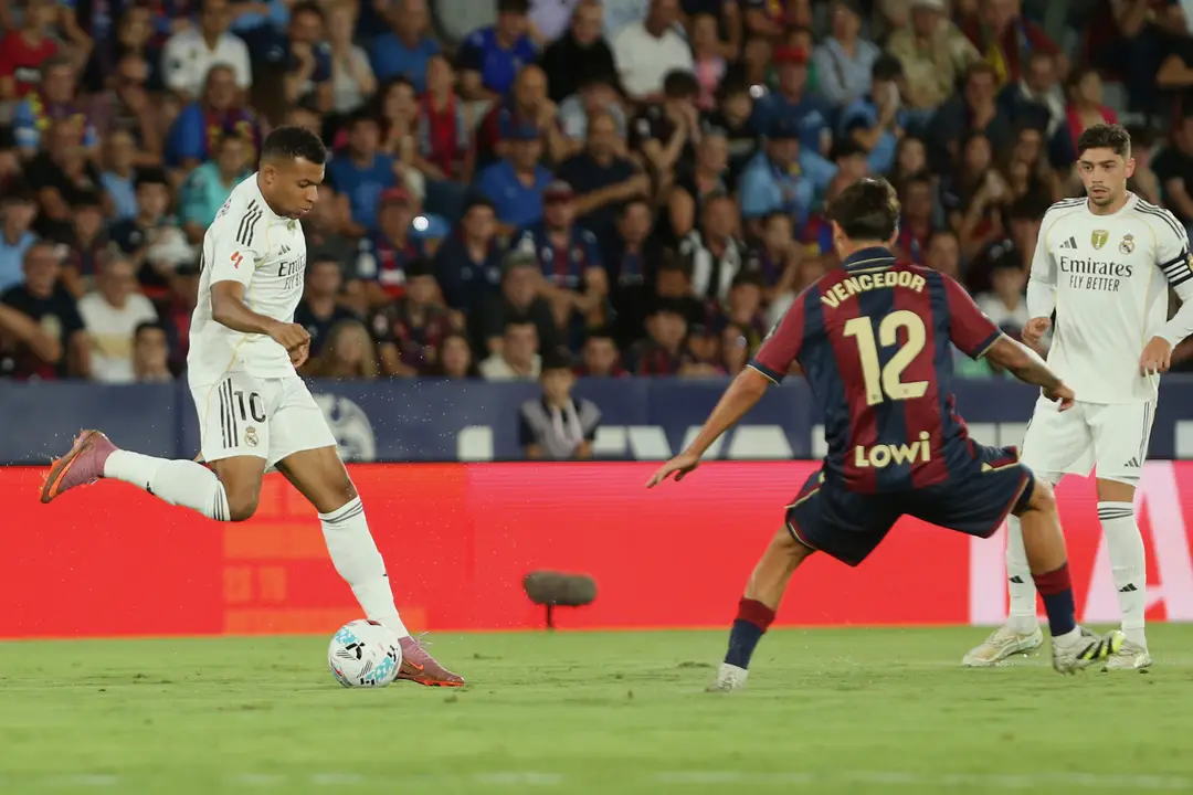 Hráč Realu Madrid Kylian Mbappe (vľavo) a Unai Vencedor z Levante