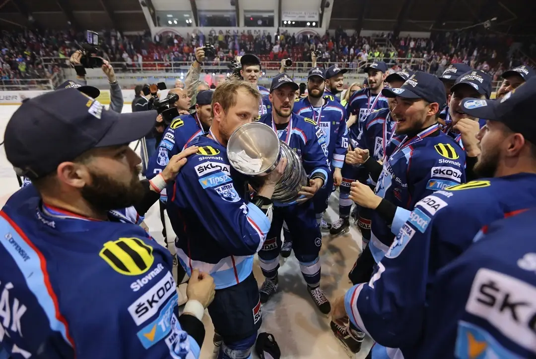 Na snímke hráči Nitry sa radujú zo zisku titulu Majstra SR po šiestom zápase finále play off hokejovej Tipsport Ligy
