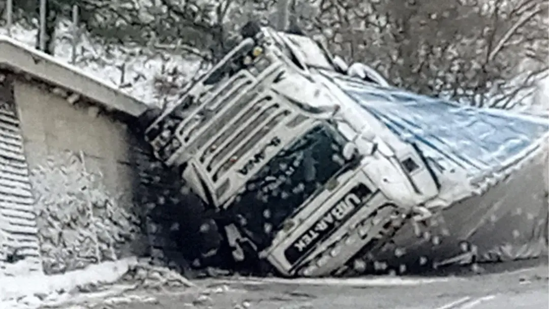 Nehoda pri vjazde do Kremnice od Kremnických Baní o 8.10 h.