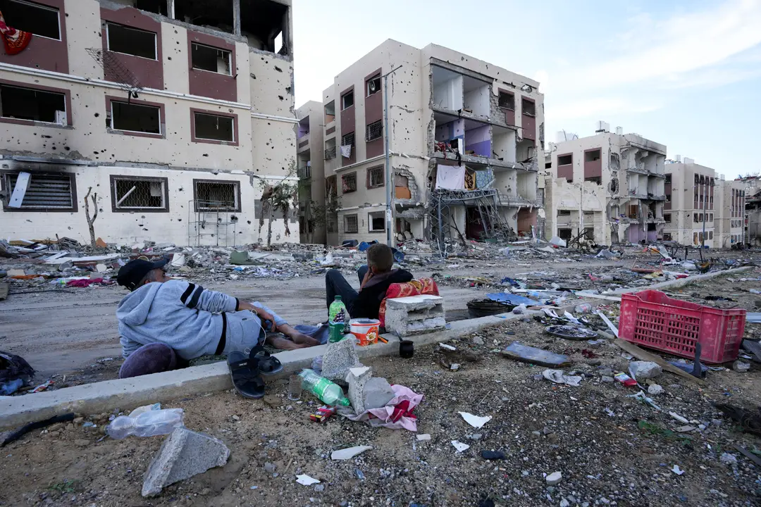Palestínčania navštevujú svoje domy zničené po izraelskom bombardovaní na juhovýchode Gazy.