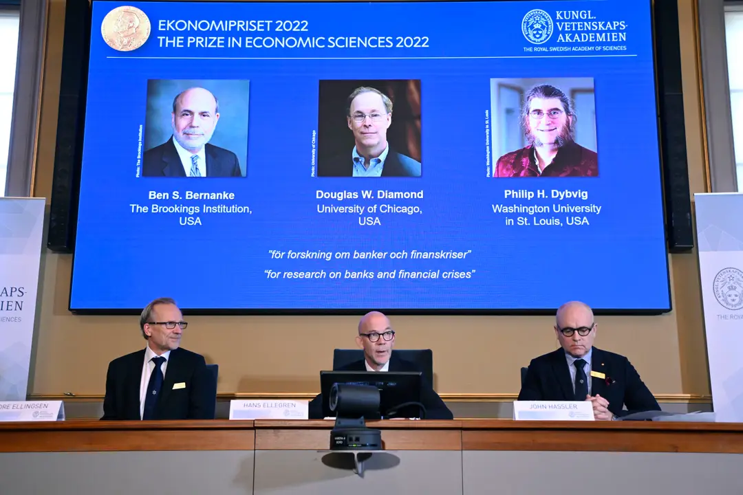 Zľava hore Ben S. Bernanke, Douglas W. Diamond a Philip H. Dybvig, ktorí získali Nobelovu cenu za ekonómiu