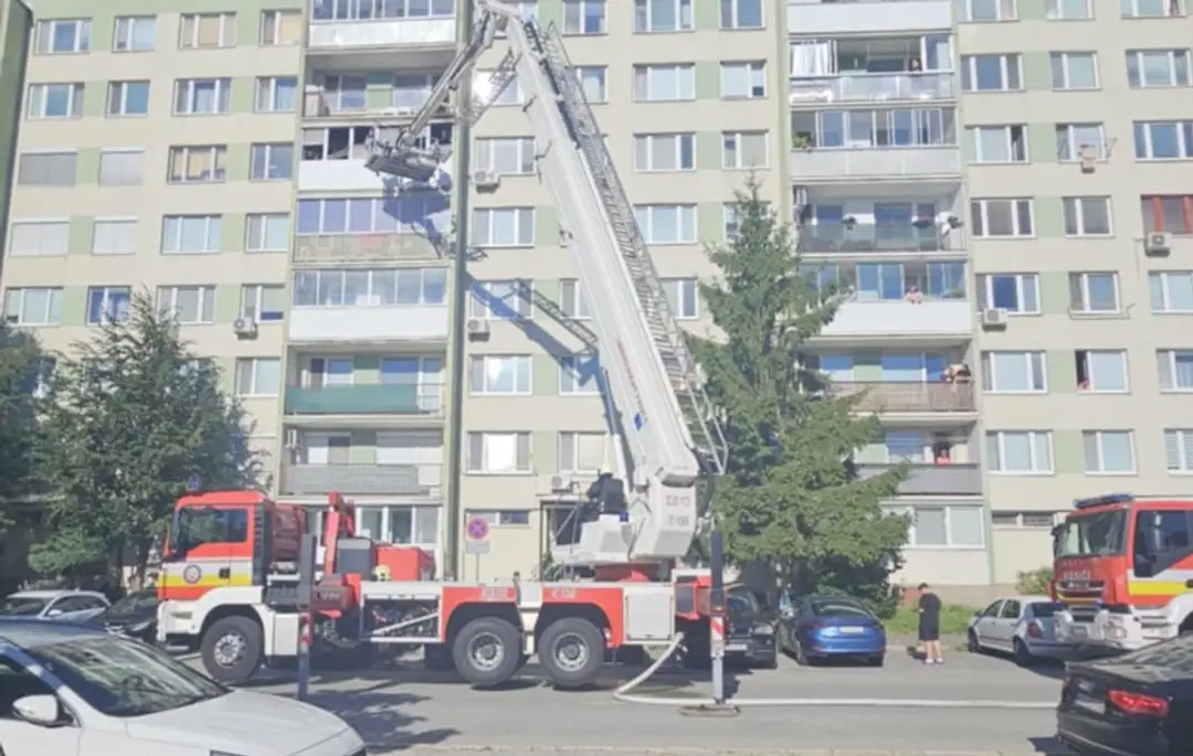Na snímke hasiči zasahujú pri požiari bytovky v Košiciach.