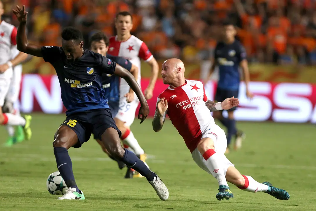 Vinícius (vľavo) z APOELu uháňa pred Miroslavom Stochom zo Slavie Praha v prvom dueli predkola play-off LM.
