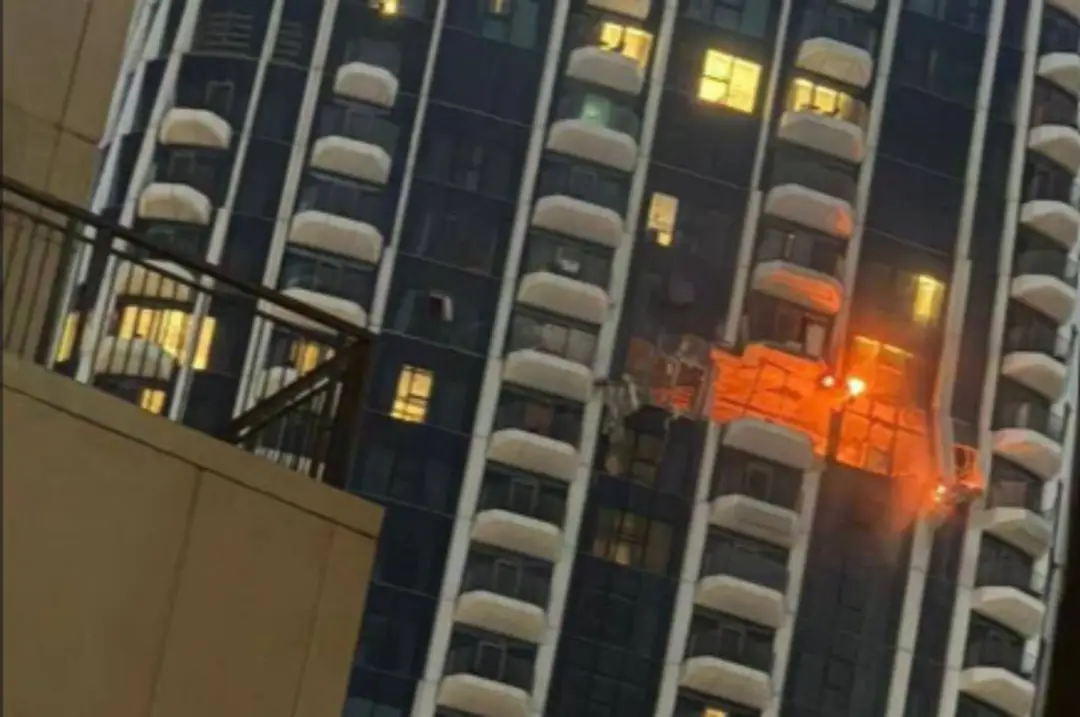 Na snímke budova v Dubaji, ktorú mal zasiahnuť iránsky dron.