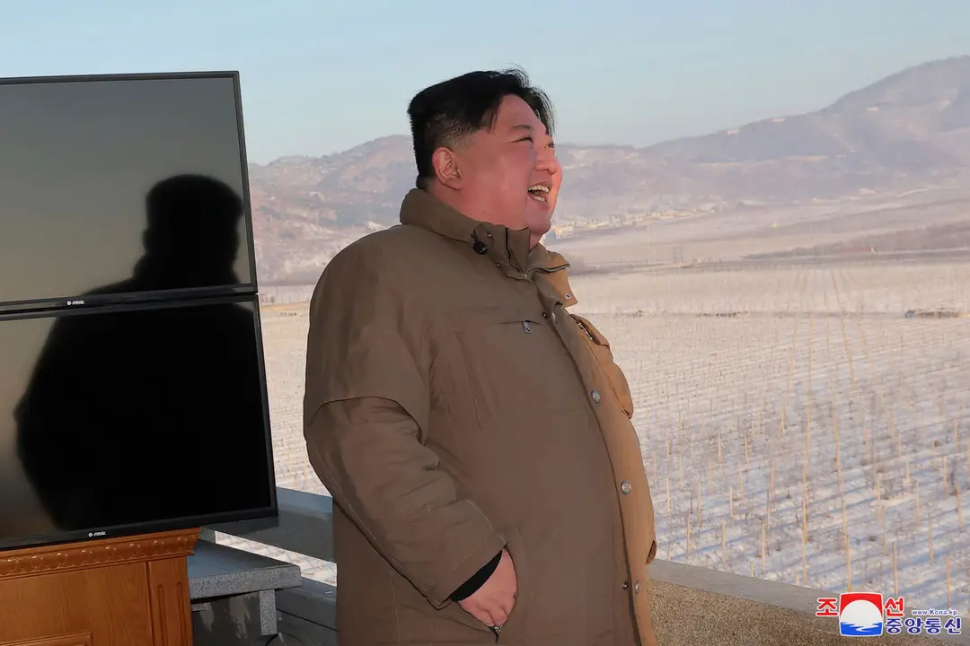 Na snímke vodca KĽDR KIm Čong-un počas odpaľovania strely Hwasong-18.