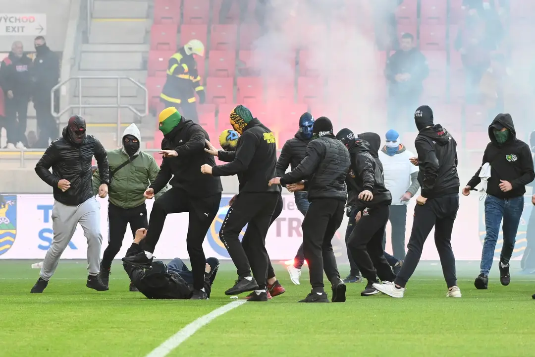 Na snímke bitka medzi fanúšikmi Slovana a Spartaka.