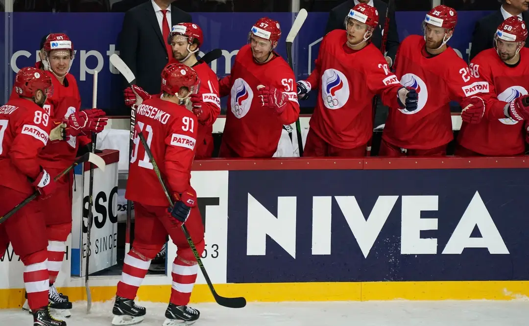 Ruskí hokejisti sa tešia z gólu počas zápasu základnej A-skupiny Rusko - Bielorusko.