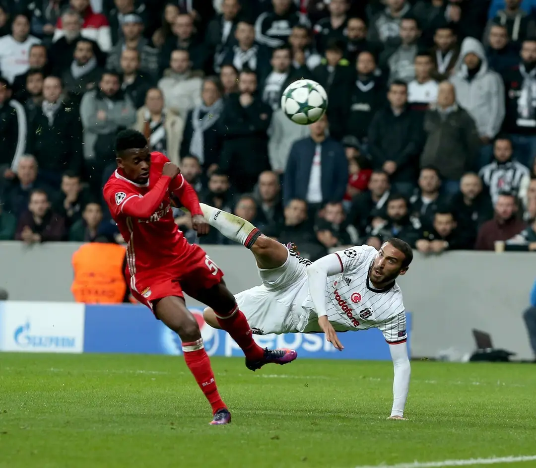 Cenk Tosun (Besiktas) a jeho volej, ktorý skončil v sieti.