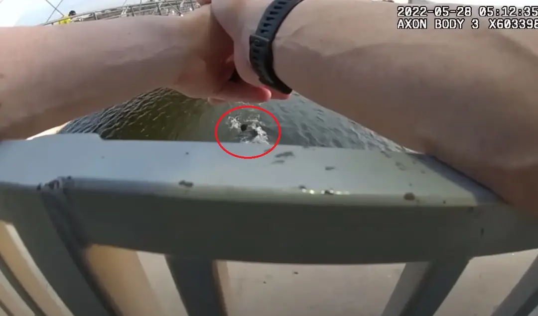 Záber z  policajnej kamery na topiaceho sa muža.
