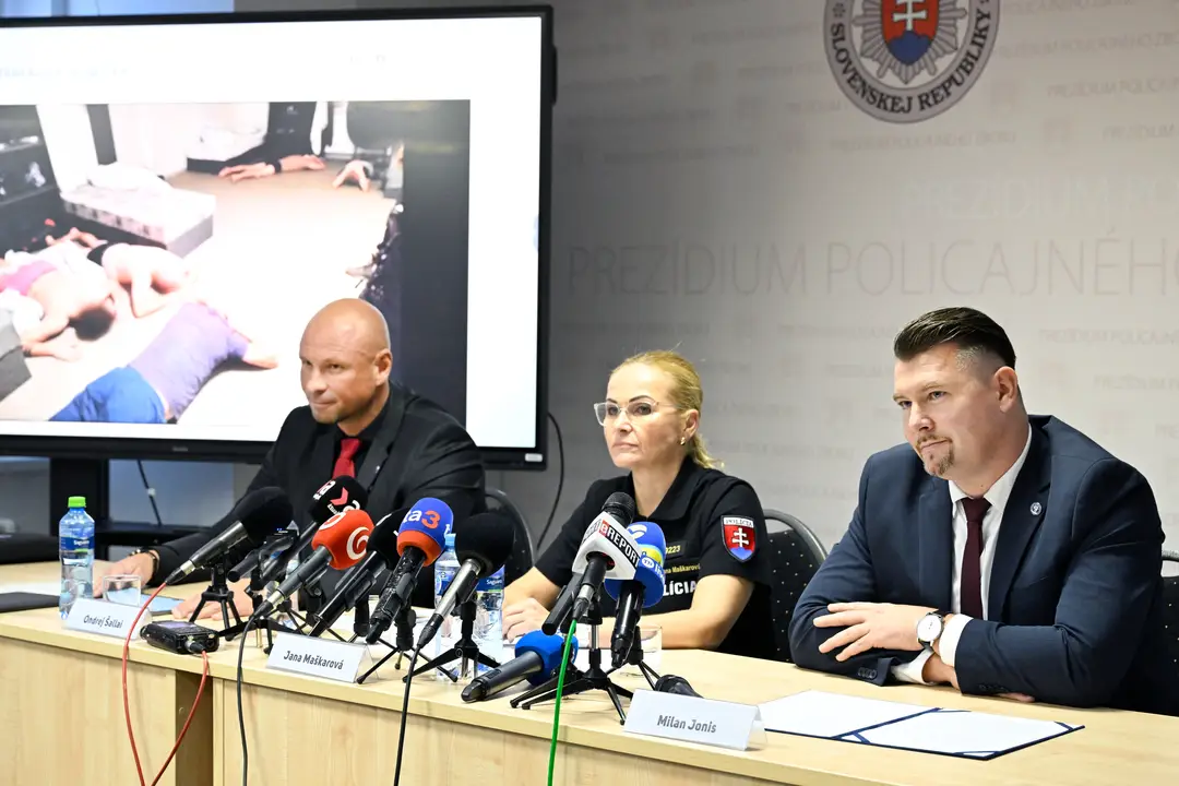 Na snímke sprava riaditeľ Národnej protidrogovej jednotky Milan Jonis, prezidentka Policajného zboru Jana Maškarová a vedúci protidrogového oddelenia Západ Ondrej Šallai.