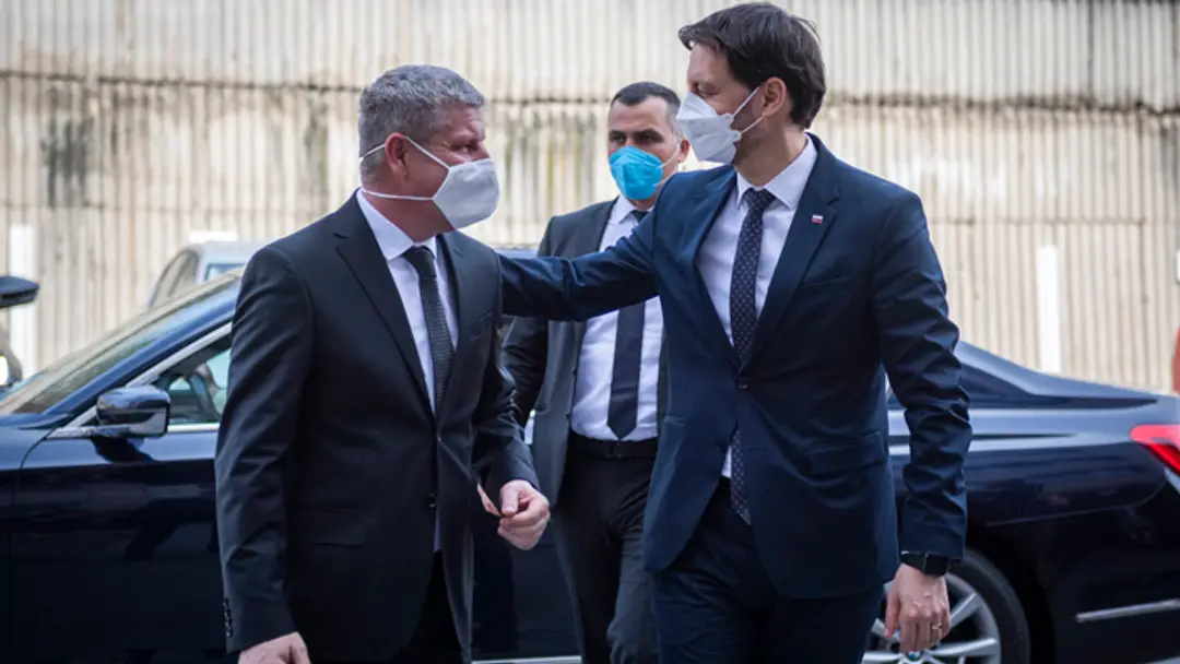 Minister zdravotníctva Vladimír Lengvarský a premiér Eduard Heger.