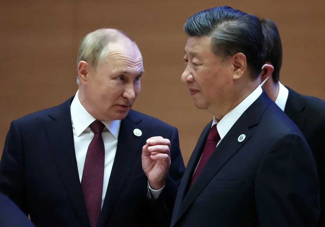 Ruský prezident Vladimir Putin a jeho čínsky náprotivok Si Ťin-pching sa rozprávajú počas summitu Šanghajskej organizácie pre spoluprácu (SCO) v uzbeckom Samarkande.