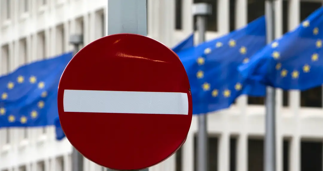 Symbolická značka pred európskym parlamentom.