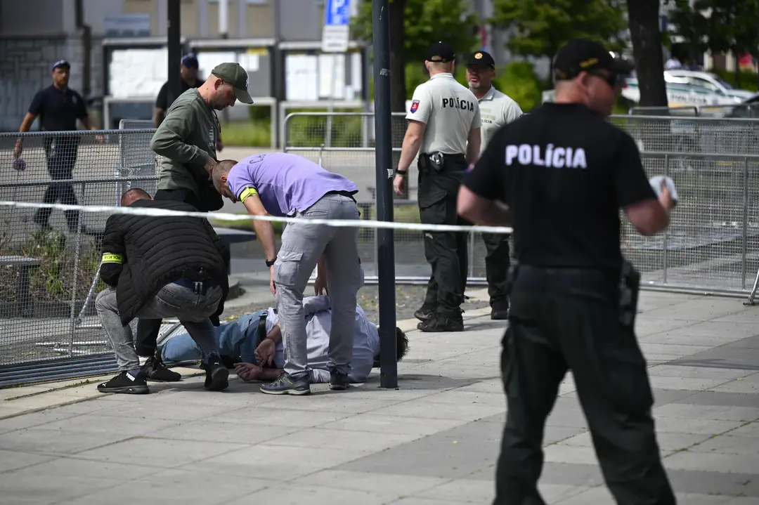 Na snímke policajti zatýkajú muža po streľbe na predsedu vlády Roberta Fica na výjazdovom rokovaní vlády v Handlovej