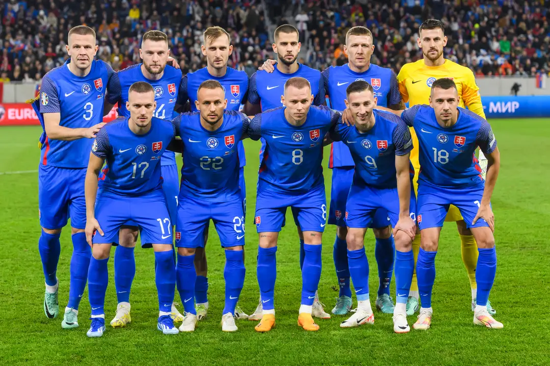 Hráči Slovenska pózujú pred duelom kvalifikácie ME 2024 proti Islandu.