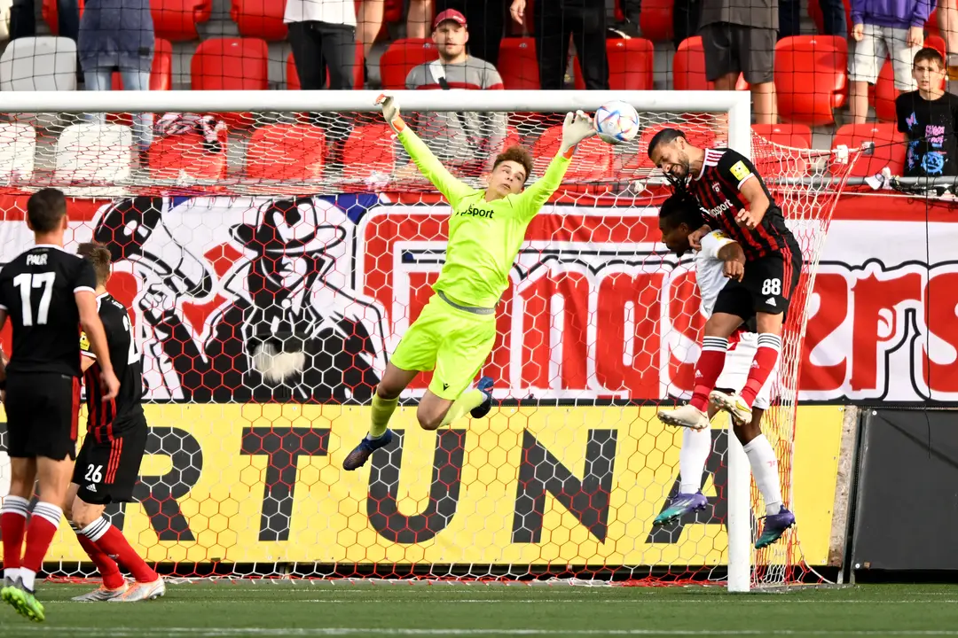 Michal Kukučka úraduje proti Spartaku Trnava.