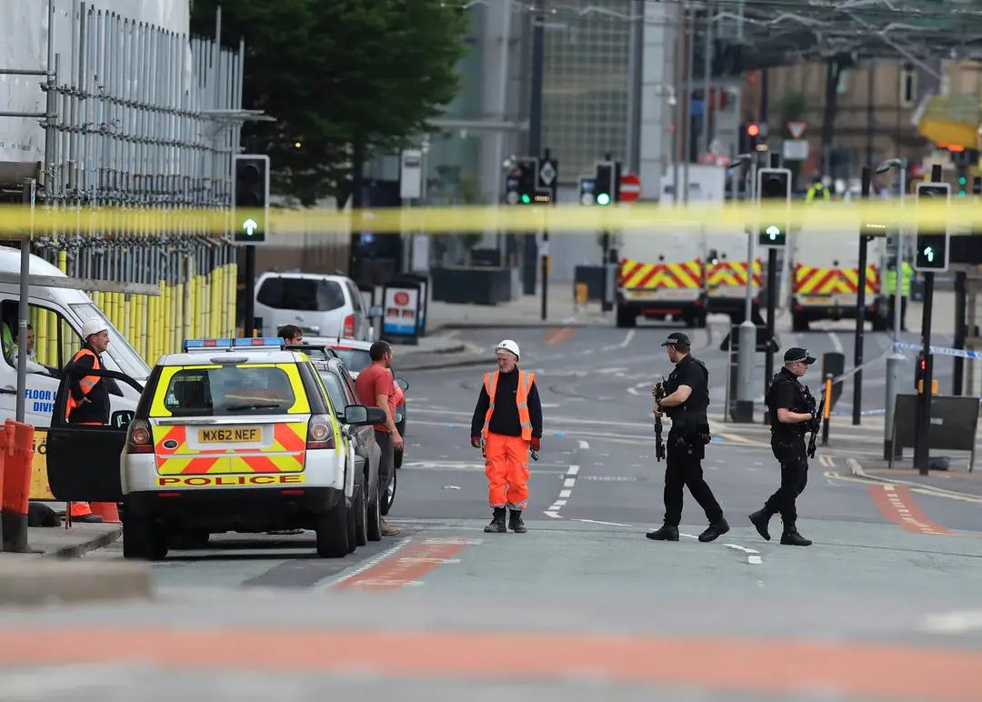 Policajti v blízkosti Manchester Arena. 