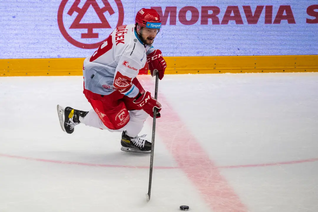 Na snímke slovenský hokejista Libor Hudáček v drese Třinca.
