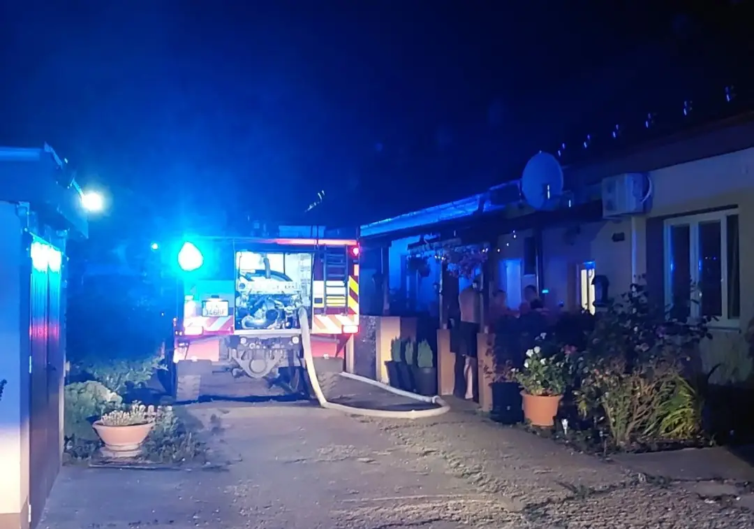 Hasiči v dome vo Veľkom Grobe, ktorý zachvátil požiar a vyžiadal si jednu obeť.