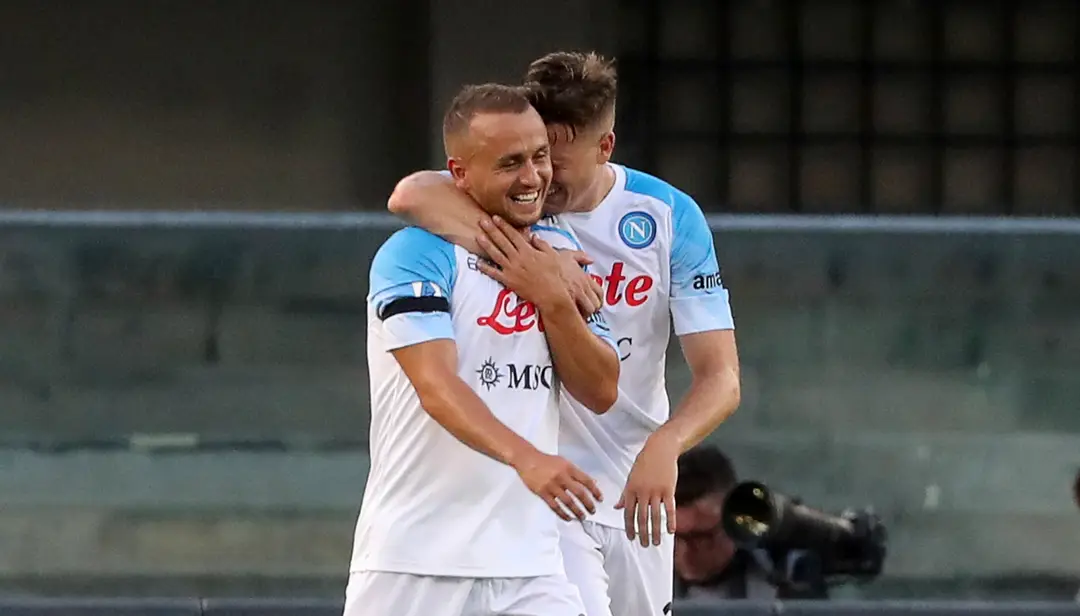 Slovenský futbalista v drese SSC Neapol Stanislav Lobotka (vľavo) sa teší po strelení gólu.