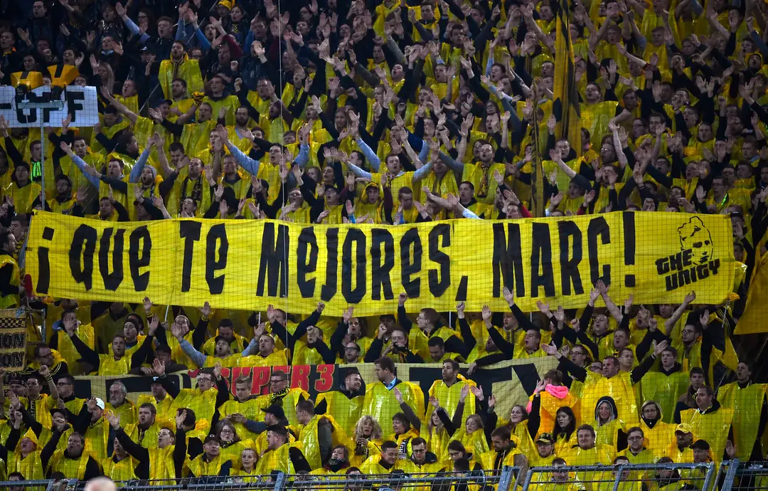 Fanúšikovia Borussie Dortmund na transparente vyjadrili podporu Marcovi Bartrovi.