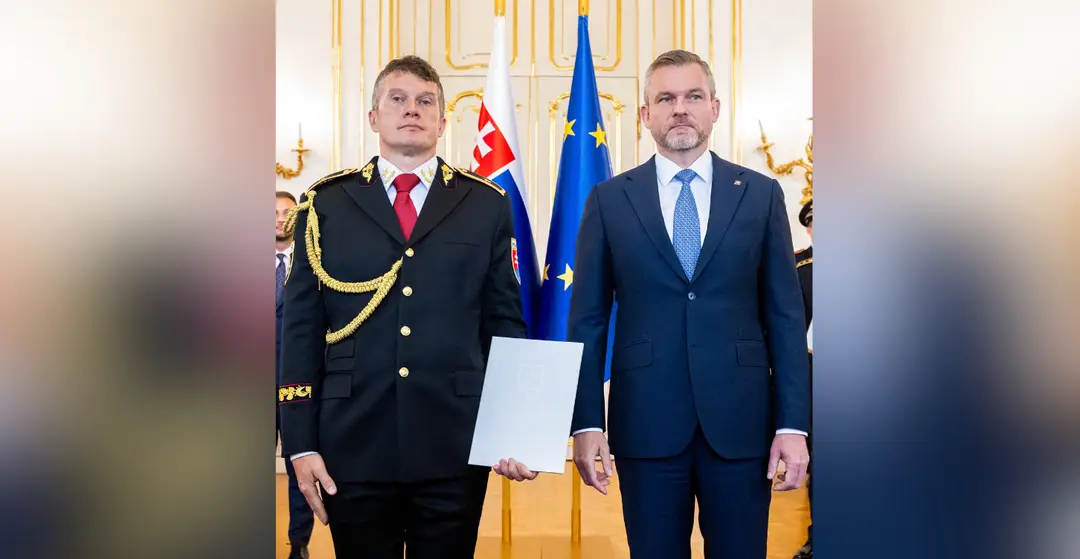Na snímke zľava vymenovaný do hodnosti generála Branislav Zurian a prezident SR Peter Pellegrini počas vymenovania generálov v Prezidentskom paláci 