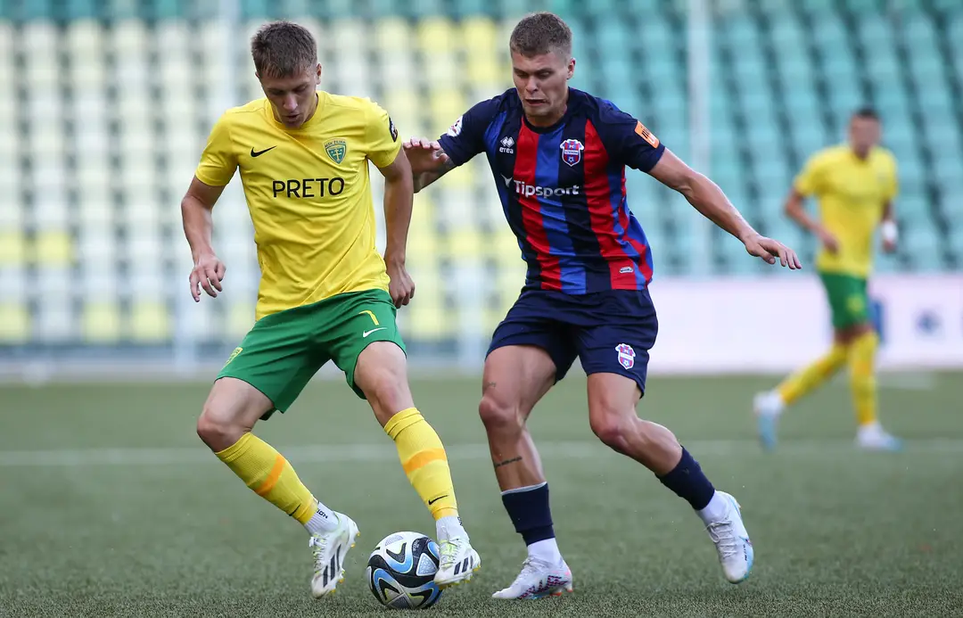 Na snímke zľava Patrik Myslovič (Žilina) a Jakub Švec (ViON)