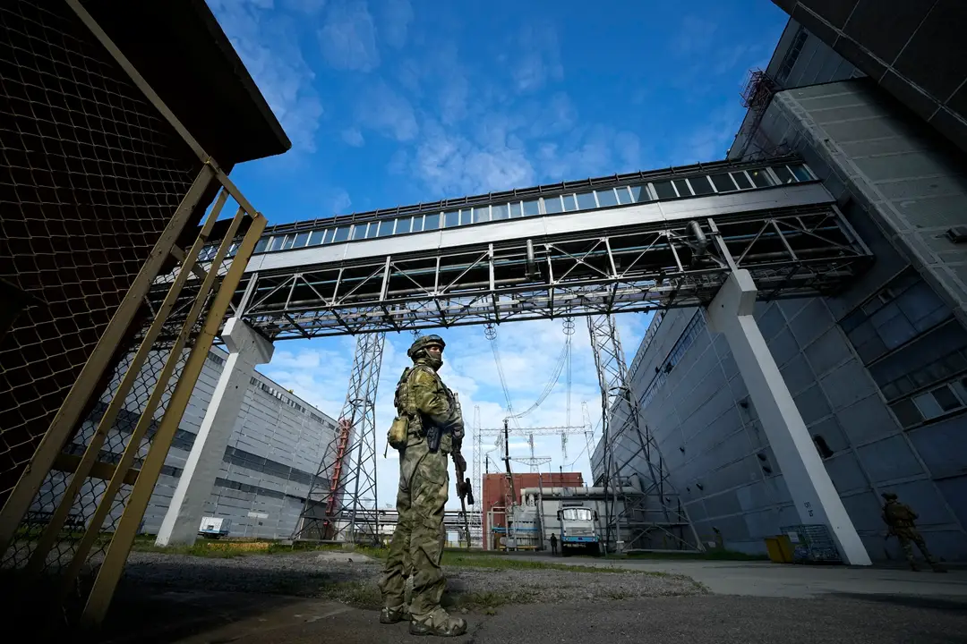 Ruský vojak v areáli Záporožskej jadrovej elektrárne. (archív máj 2022)