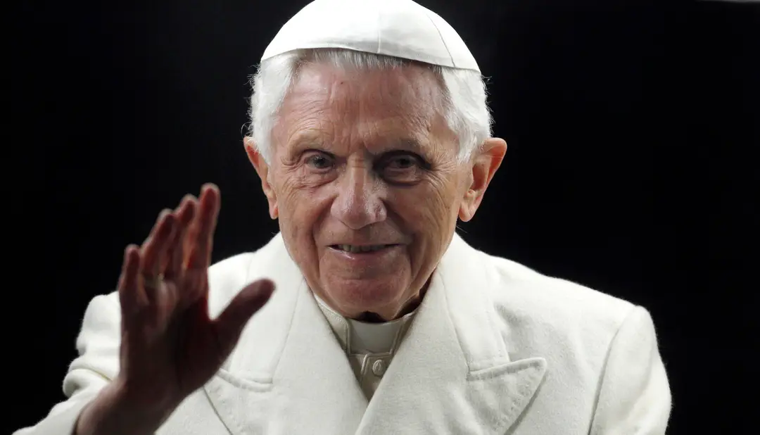 Na archívnej snímke z 31. decembra 2011 pápež Benedikt XVI. máva veriacim, keď prichádza na Námestie sv. Petra vo Vatikáne.