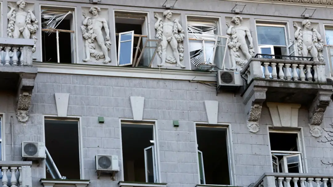 Rozbité sklá na oknách historickej budovy po ruskom raketovom útoku v Kyjeve.