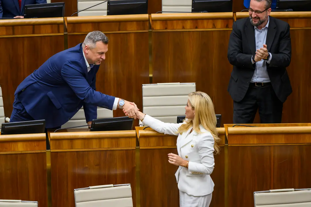 Ministerka kultúry Martina Šimkovičová (nominantka SNS) a podpredsedovia NR SR Ľuboš Blaha (vpravo, SMER-SD) a Andrej Danko (vľavo, SNS) si podávajú ruky po schválení zákona o STVR.