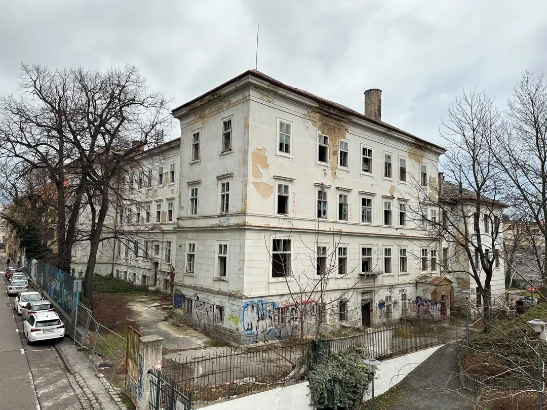Zničená budova bývalej pôrodnice na Zochovej