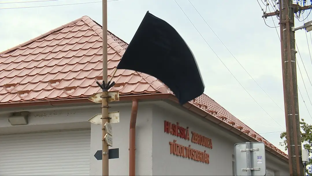 Čierna zástava na budove hasičskej zbrojnice.