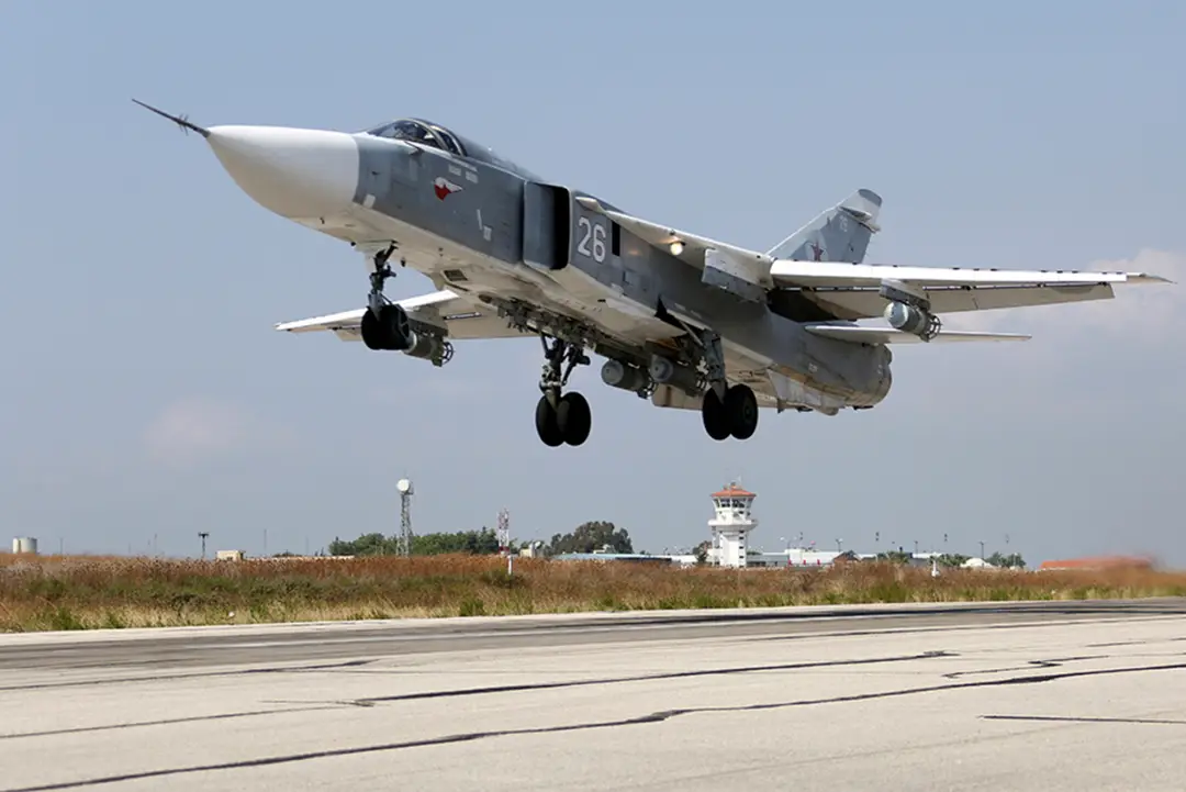 Ruský stíhací bombardér SU-24M štartuje v Sýrii. (ilustračné foto)
