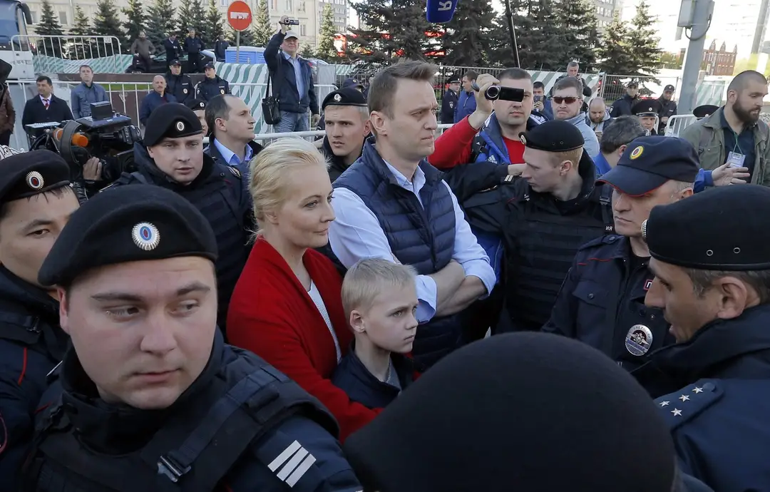 Alexej Navaľnyj s rodinou pod ochranou polície na demonštrácii v Moskve v roku 2017.
