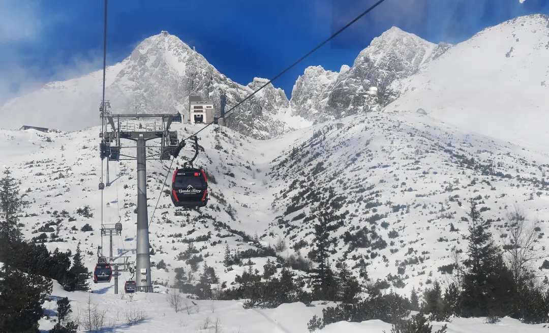 Na snímke pohľad z lanovky na Skalnaté pleso.
