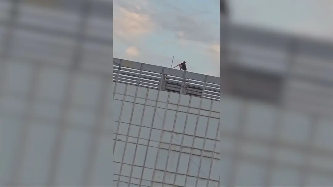 Mladíci vyliezli na strechu výškovej budovy v Martine
