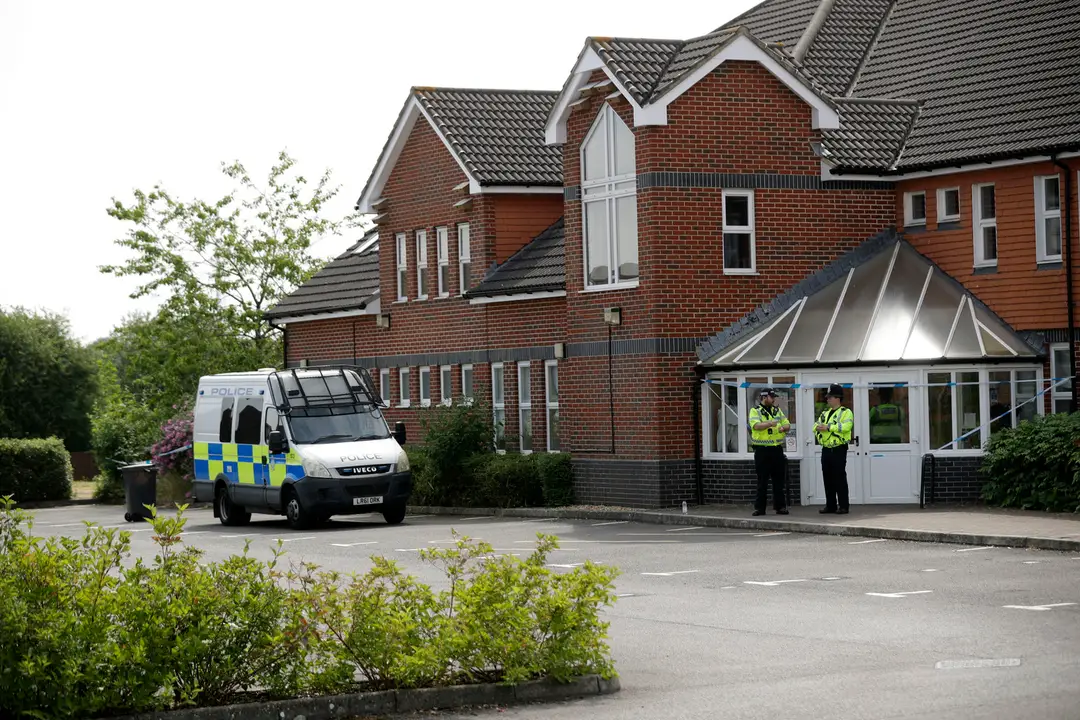 Britskí policajti hliadkujú v meste Amesbury.