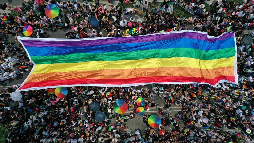 Vlajka na pride pochode v Mexiku