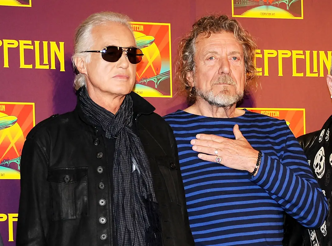 Zakladatelia britskej rockovej skupiny Led Zeppelin Jimmy Page (vľavo) a Robert Plant