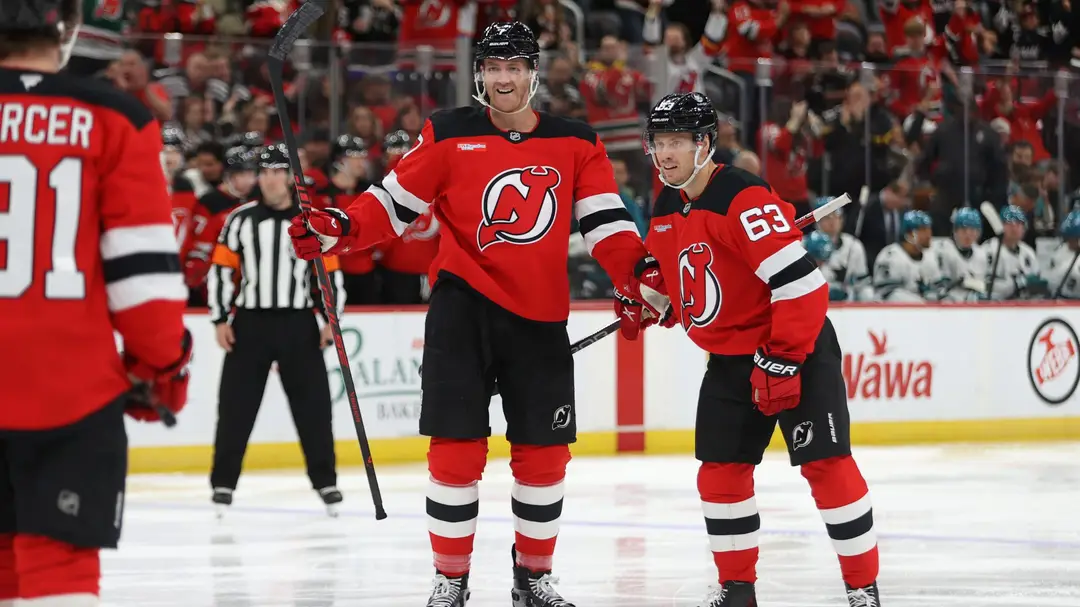 Hokejisti New Jersey Devils oslavovali ďalšie víťazstvo. (cropped)