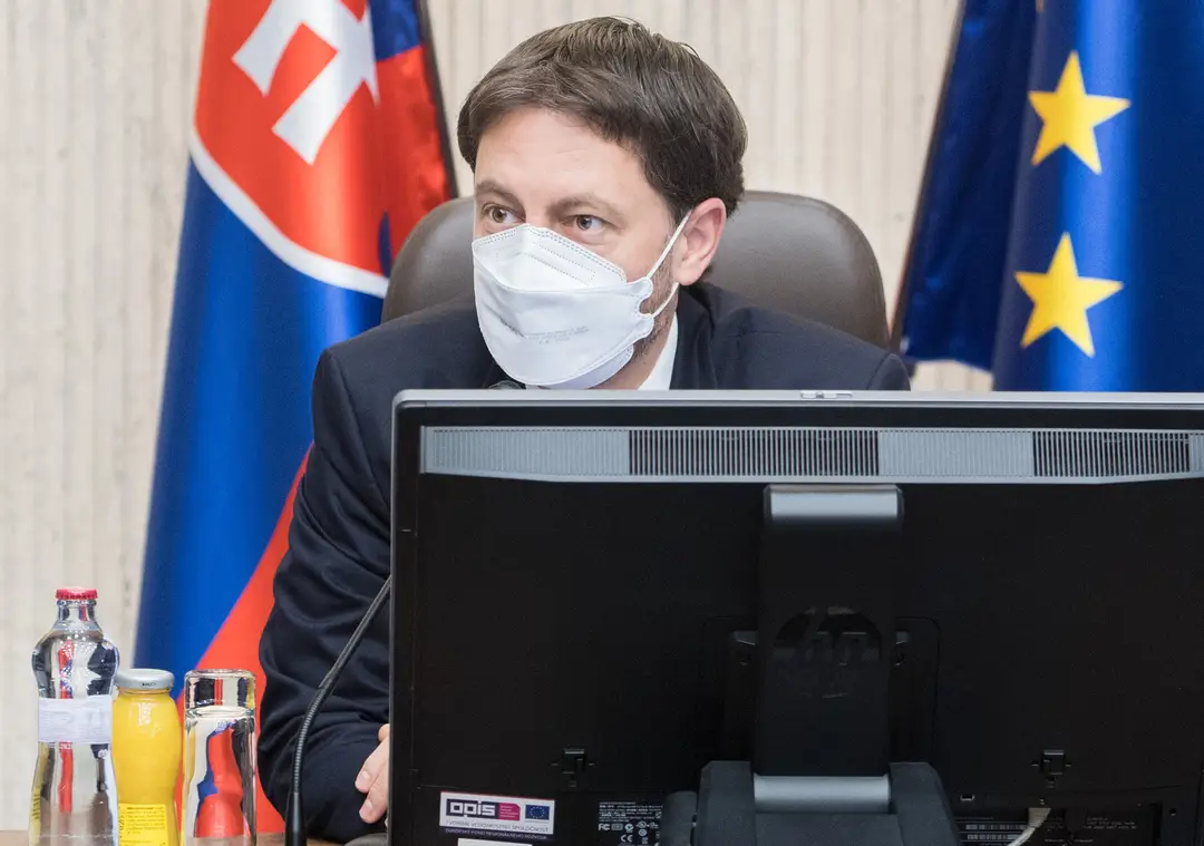Predseda vlády Eduard Heger.