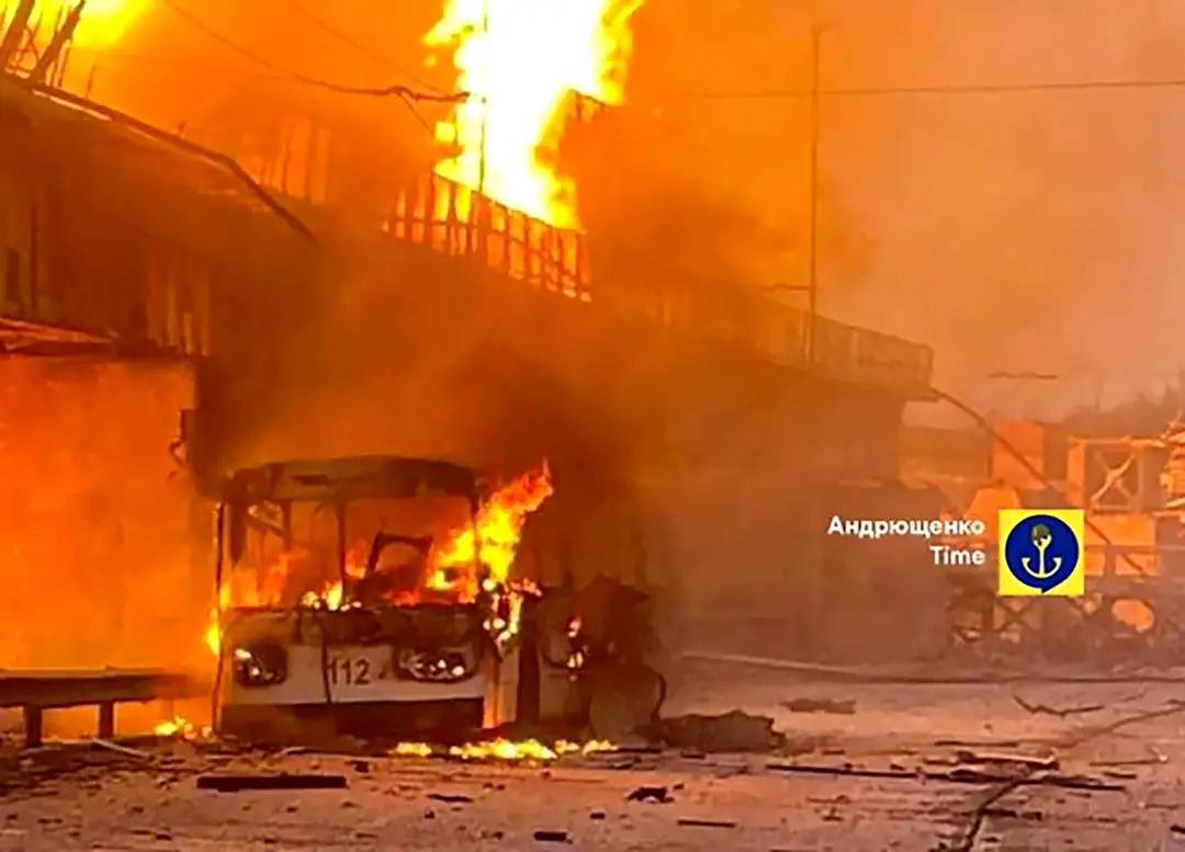 Na snímke, ktorú poskytol starosta meste Mariupol Petro Andruščenko, trolejbus horí po zásahu ruskou strelou v Dnipre. 