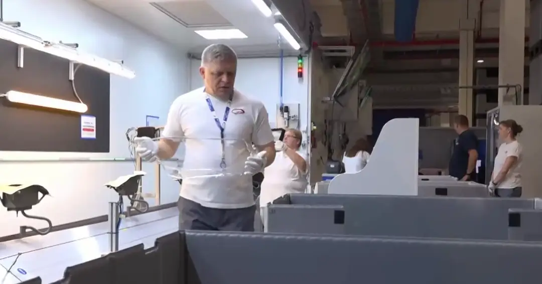 Robert Fico v závode ZKW Slovakia