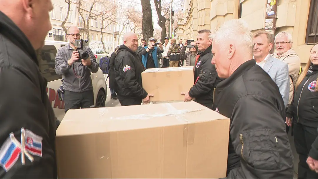 Združenie Brat za brata prinieslo do Prezidentského paláca 450-tisíc podpisov